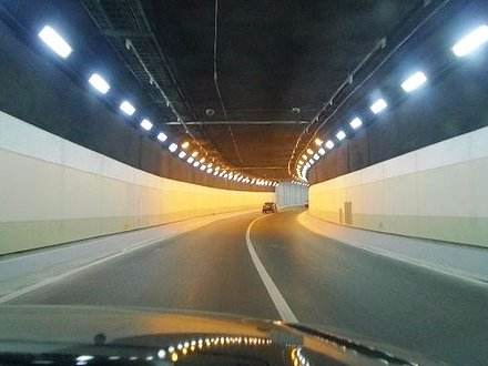上海長江路隧道巧用導光管消除隧道“黑洞現(xiàn)象”